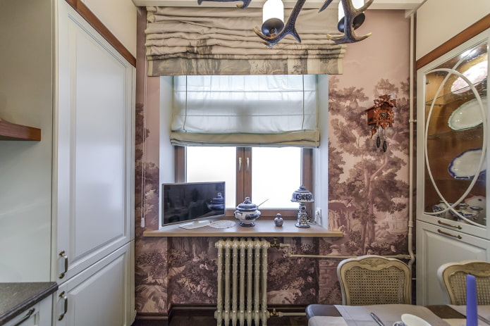 Fernseher auf der Fensterbank in der Küche