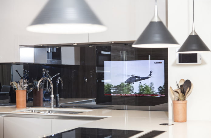 Fernseher über der Spüle in der Küche
