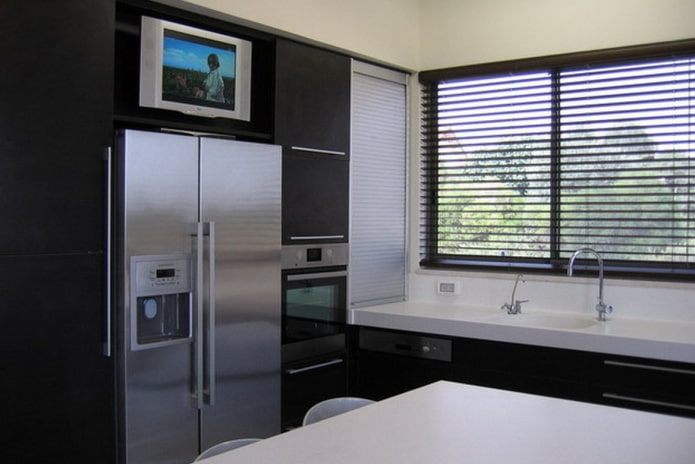 Fernseher über dem Kühlschrank in der Küche