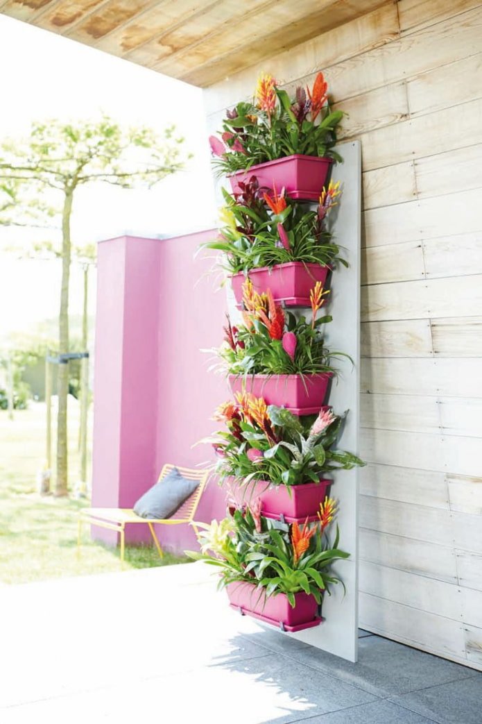 Blumenbeet auf einem Holzsockel