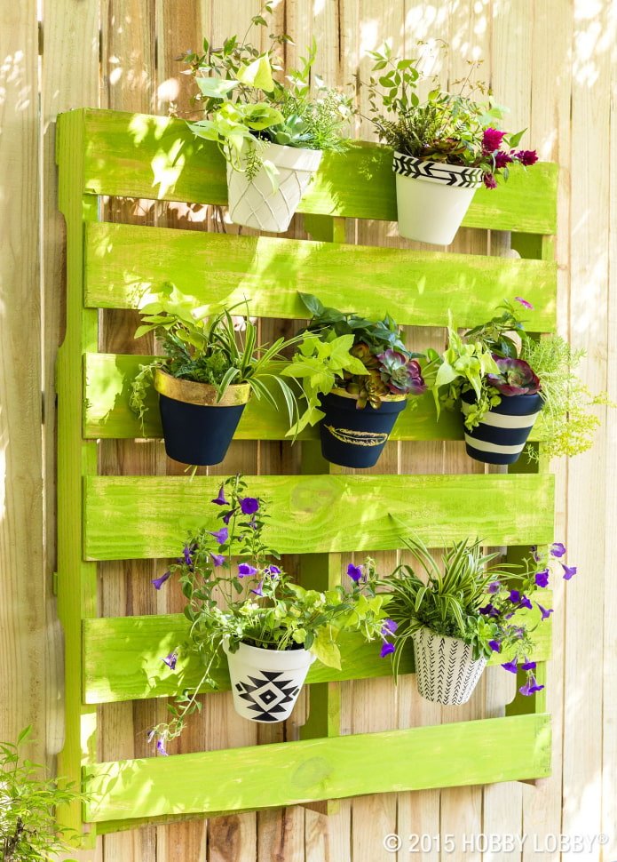 Vertikales Blumenbeet aus einer Palette