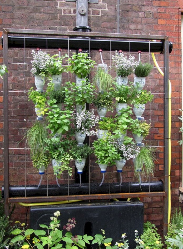 Hängendes Blumenbeet aus Flaschen