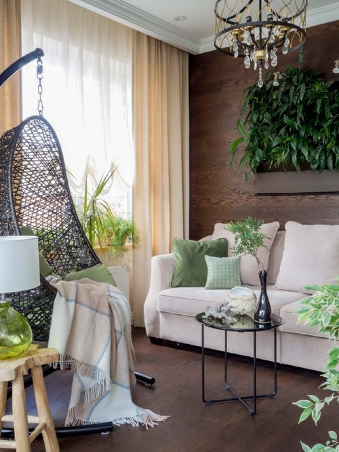 Gemälde von Pflanzen über dem Sofa