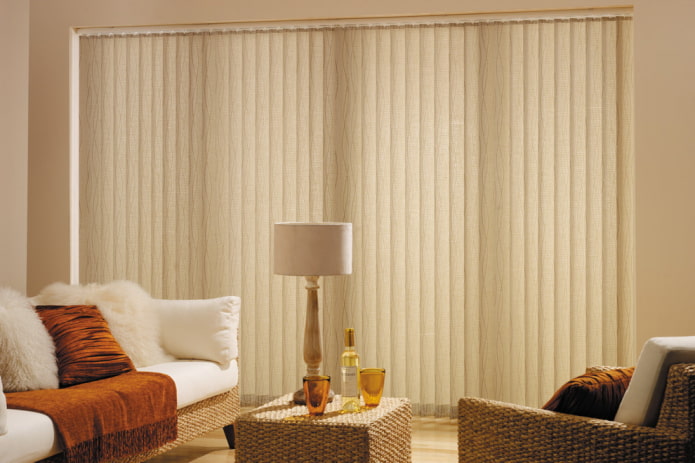 Beige vertikale Lamellen im Innenraum