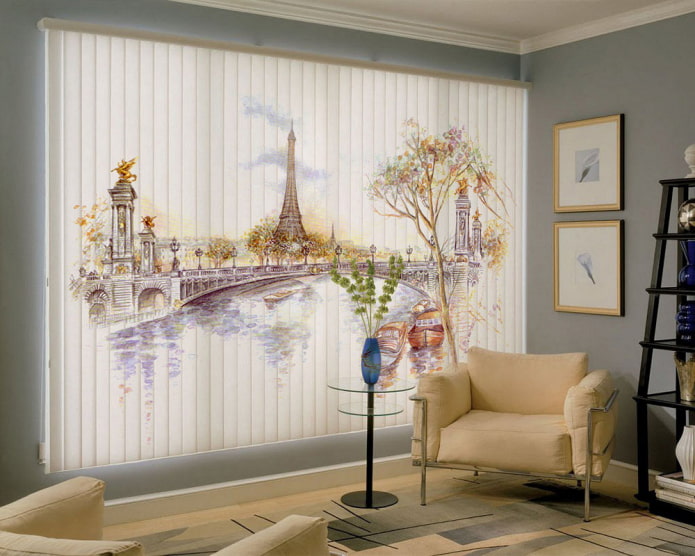 Jalousien mit einer Stadtlandschaft im Wohnzimmer