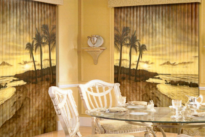 Jalousien mit einem Bild der Natur im Interieur