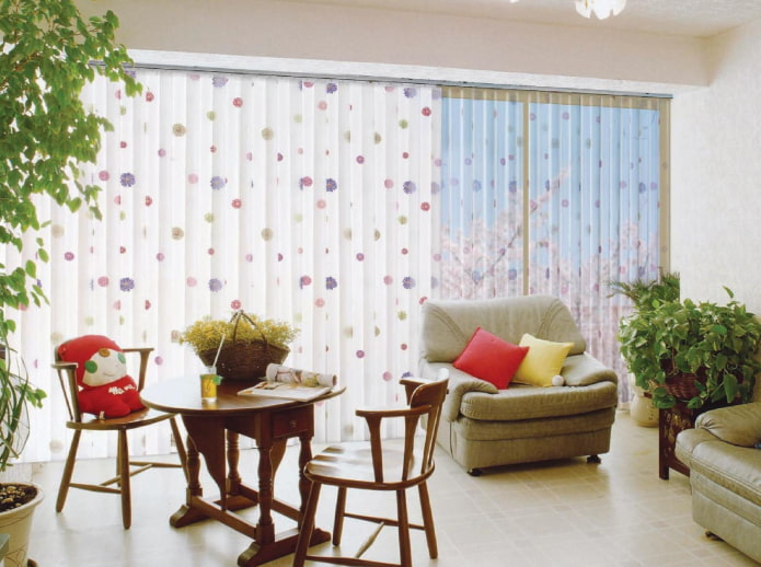 Jalousien mit Blumen im Wohnzimmer