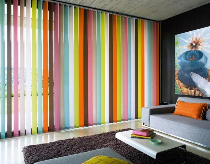 Mehrfarbige Jalousien im Wohnzimmer