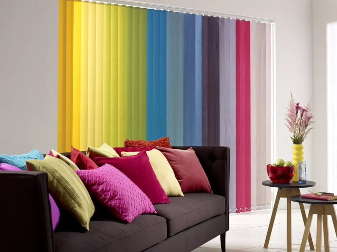 Mehrfarbige Jalousien im Wohnzimmer