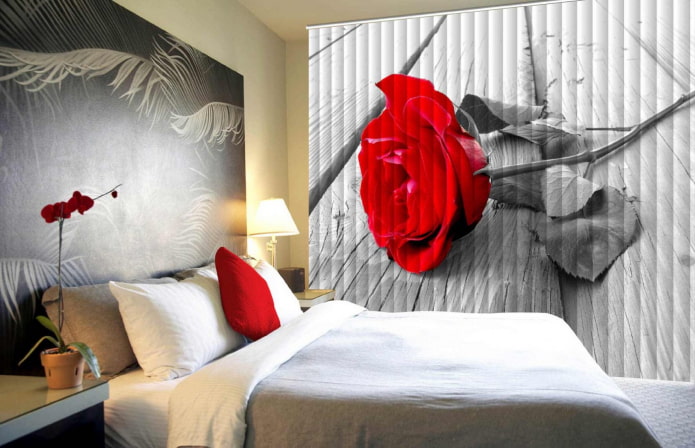 Jalousien mit Fotodruck im Schlafzimmerinterieur