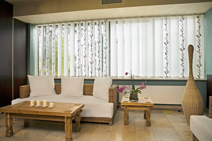 Gemusterte Jalousien im Wohnzimmer