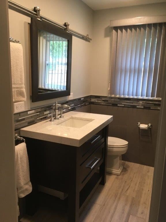 Vertikale Lamellen im Badezimmer