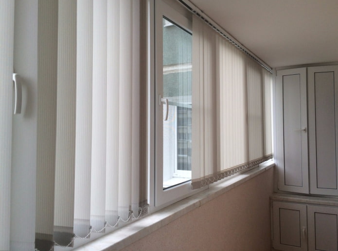 Vertikale Lamellen auf der Loggia