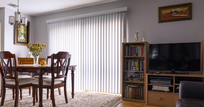 Vertikaljalousien am Fenster