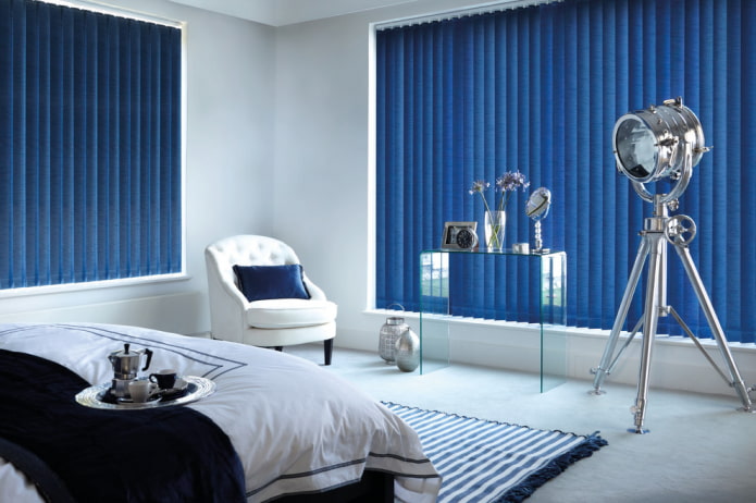 Blaue Jalousien im Schlafzimmer