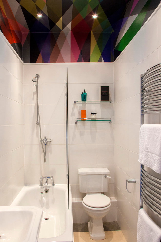 Glasregale im Badezimmer