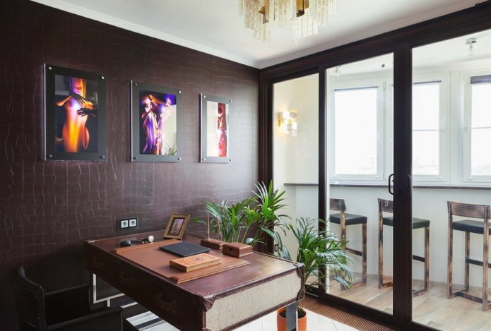 Lila Stofftapete im Wohnzimmer