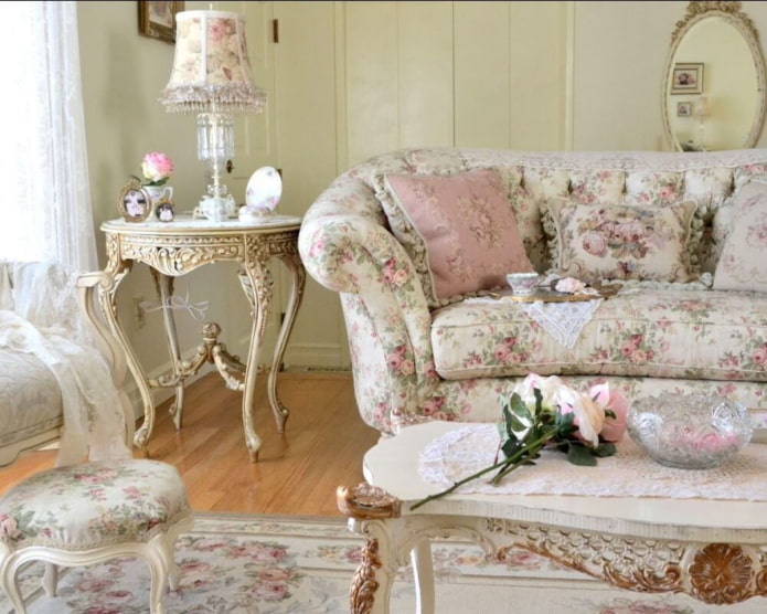 Sofa mit Blumenpolsterung
