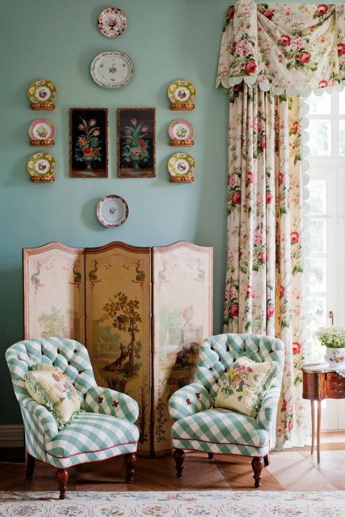 Vintage-Wohnzimmer mit großen Fenstern