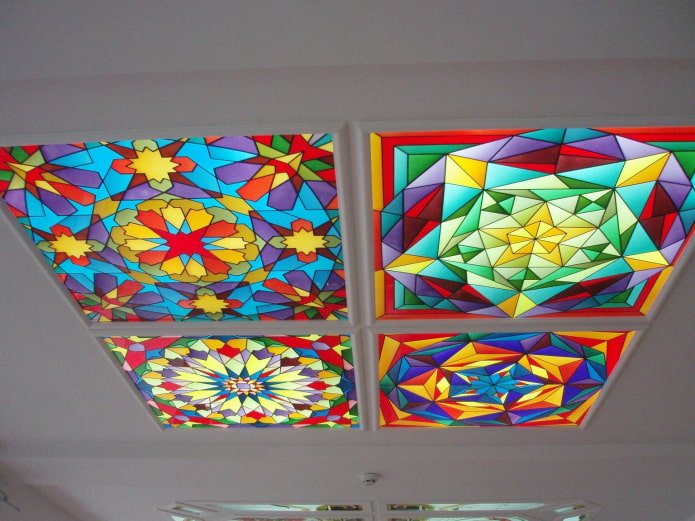Buntglas mit abstraktem Muster