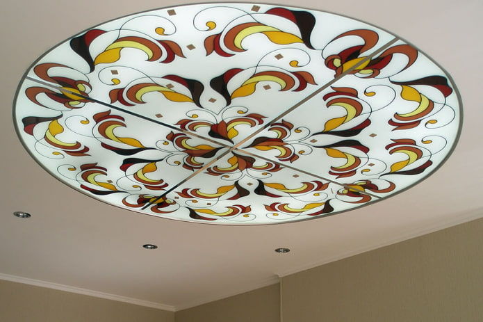 Buntglasfenster mit gemustertem Design
