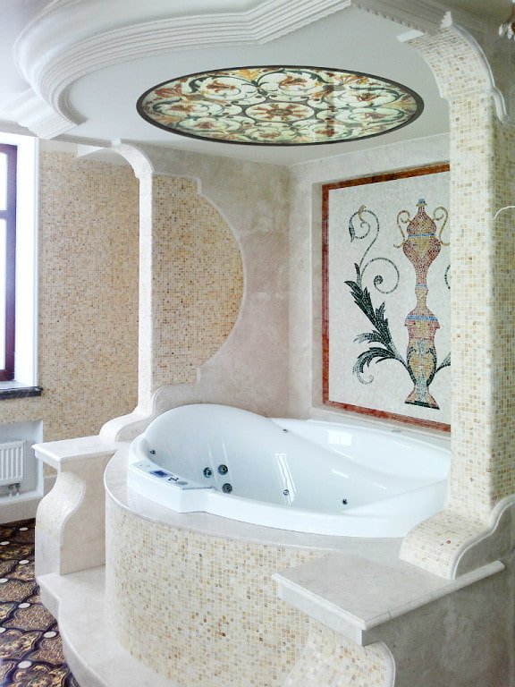 Buntglas an der Decke im Badezimmer