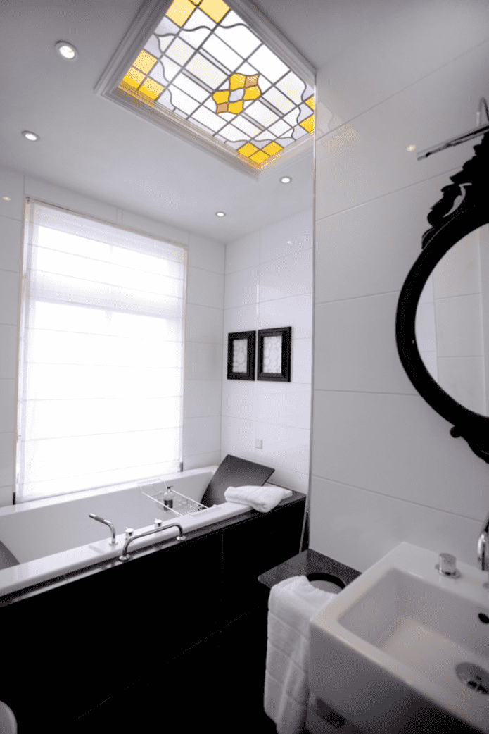 Buntglas an der Decke im Badezimmer