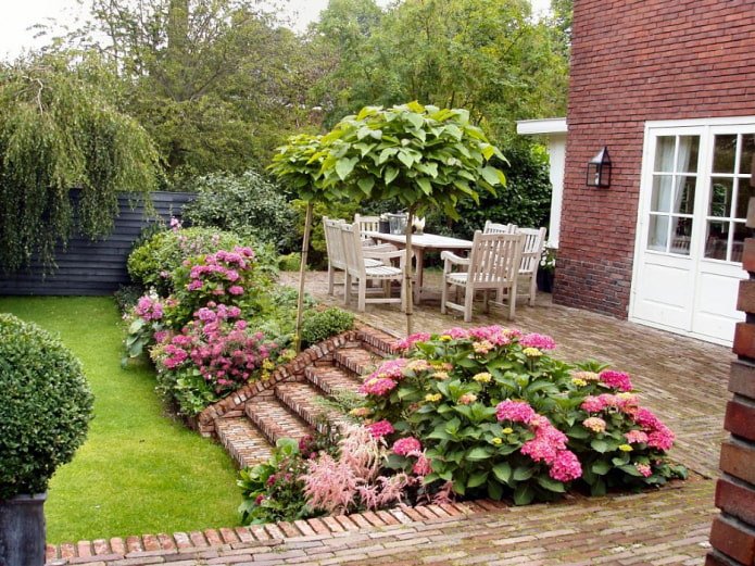 Blumenbeet in der Nähe der Veranda