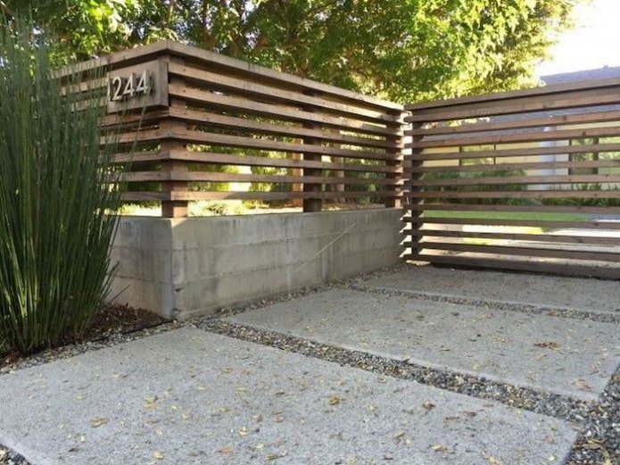 Holz- und Betonzaun