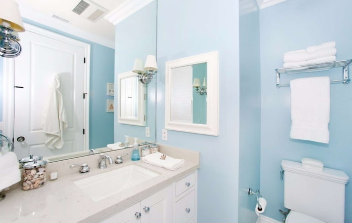 Blaue Farbe im Badezimmer