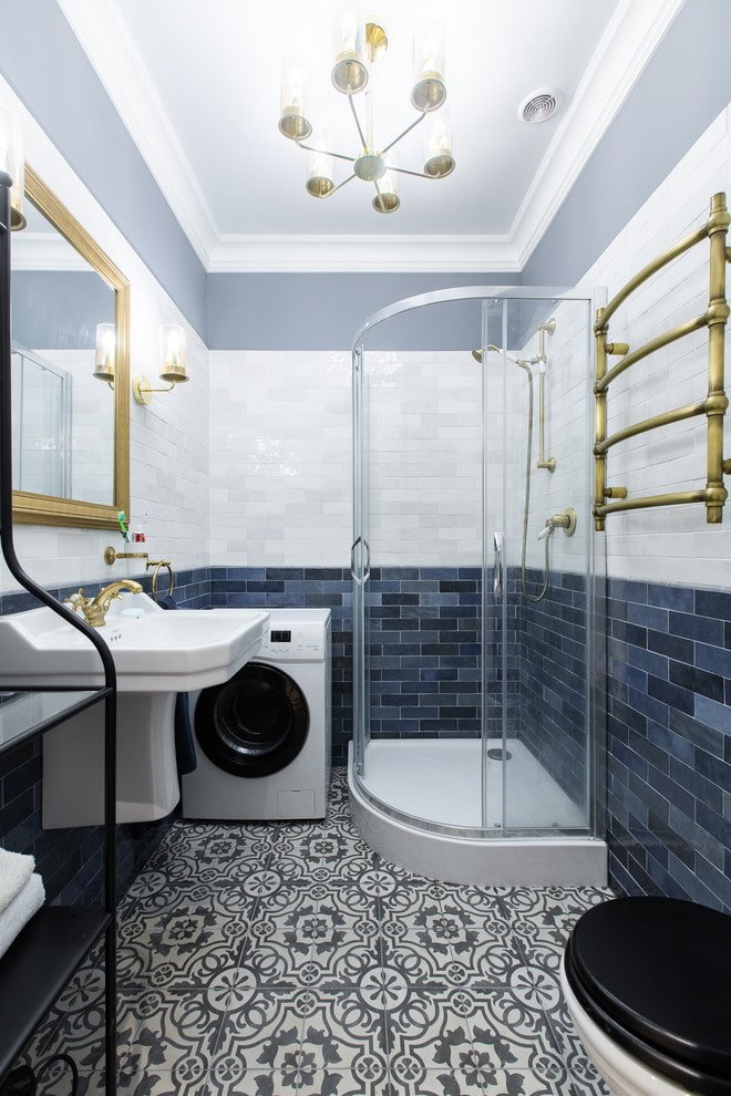 Weiße Decke im Badezimmer