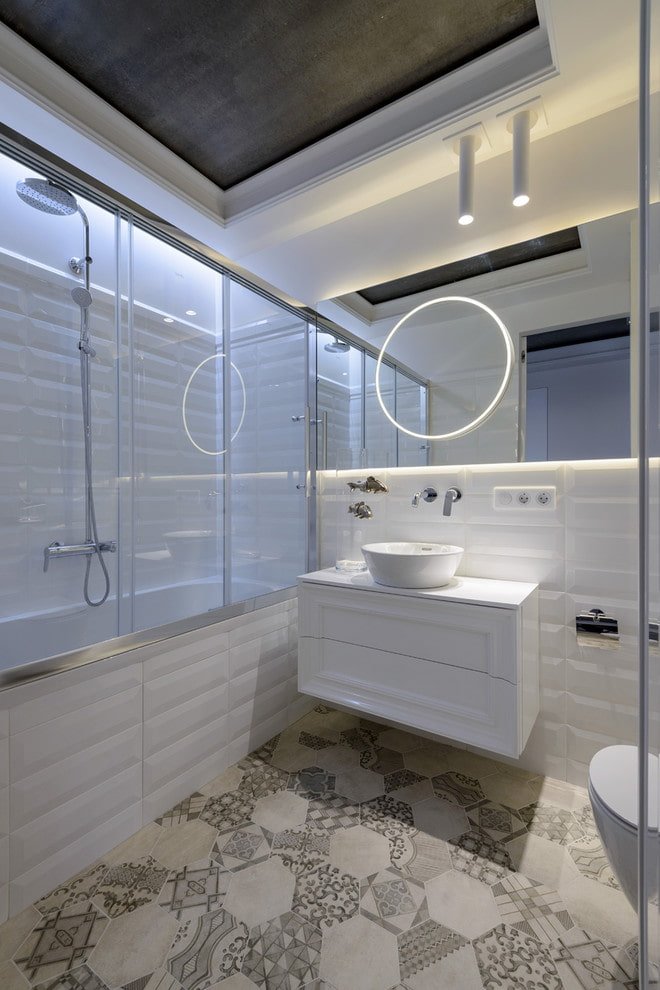 Zweistufige Decke im Badezimmer