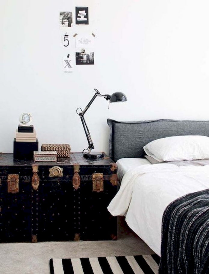 Truhe neben dem Bett