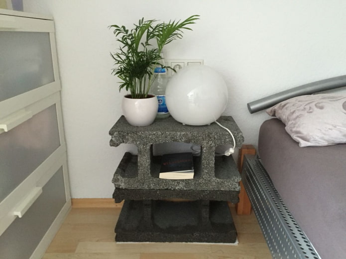 Sockel aus Betonblöcken