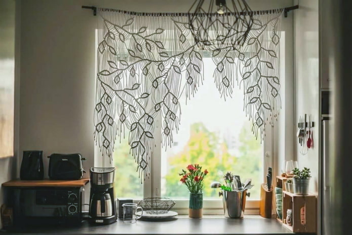 Makramee am Fenster