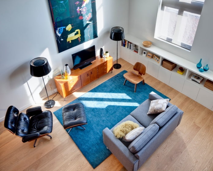 Antiker Schrank und moderne Module