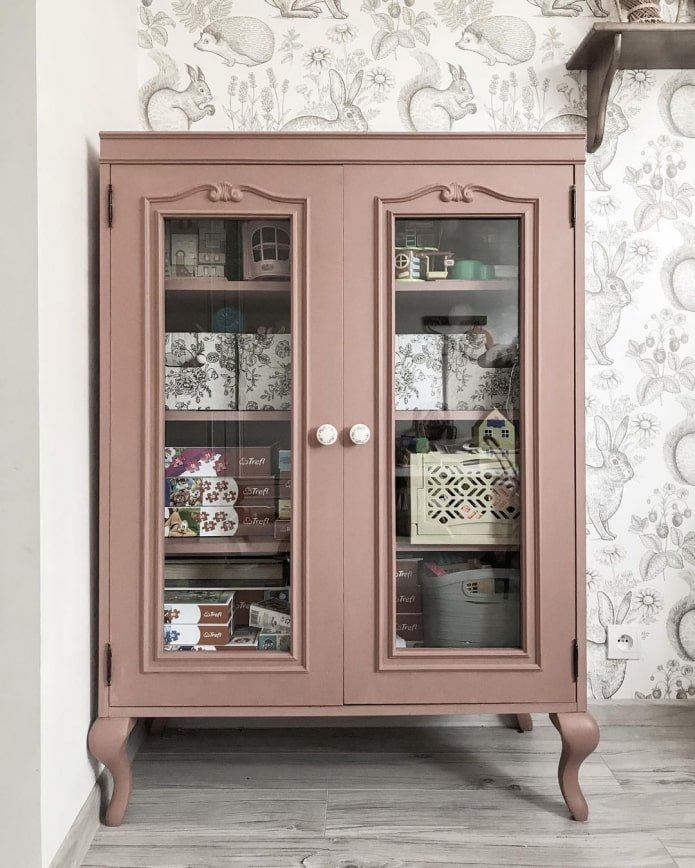 Vitrine aus einer Wand