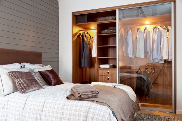 Kleiderschrank mit Beleuchtung