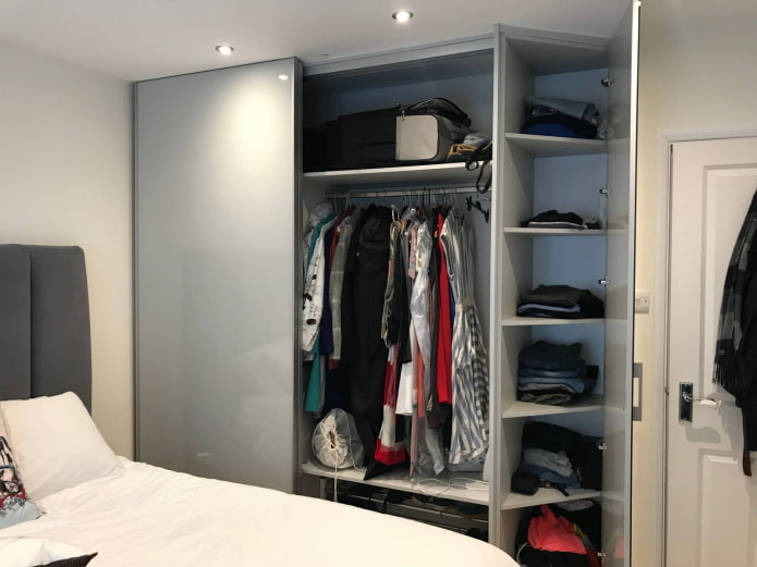 Kleiderschrank mit Flügeltür