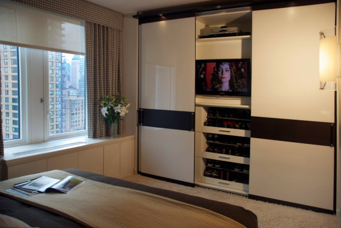 Kleiderschrank mit Fernseher
