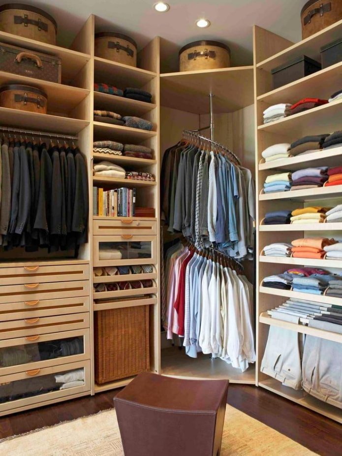 Kleiderschrank mit runder Stange