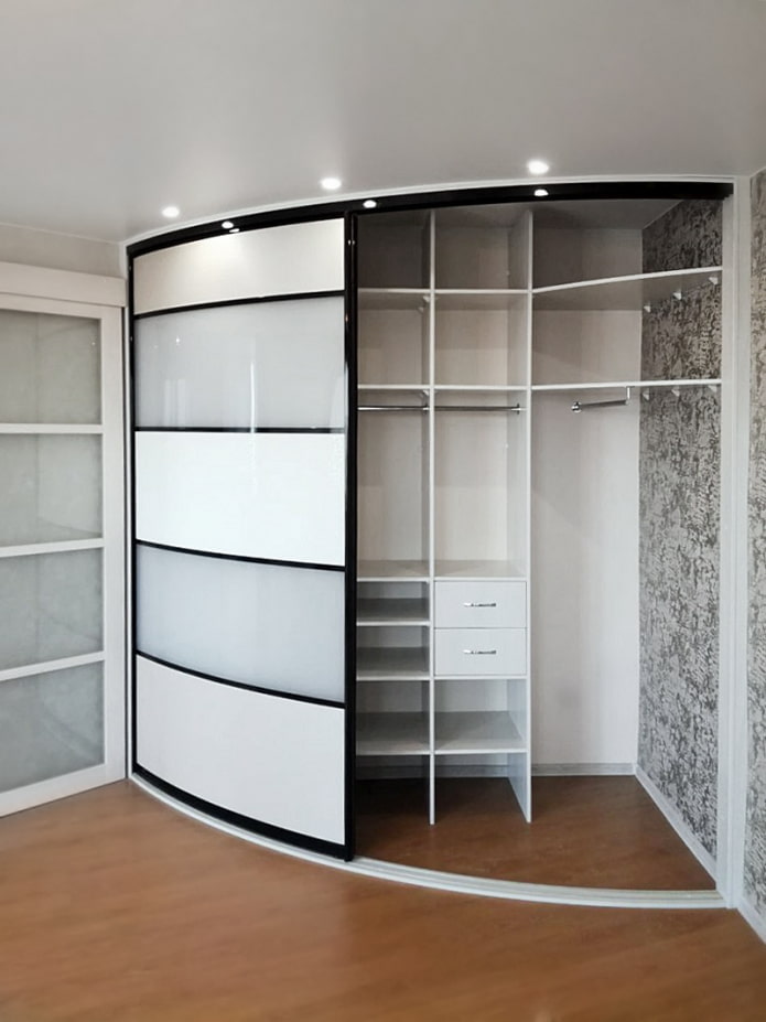 Runder Kleiderschrank mit Regalen