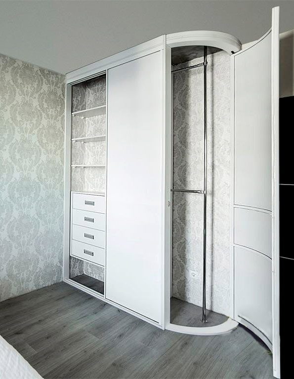 Radius-Kleiderschrank mit vertikaler Stange