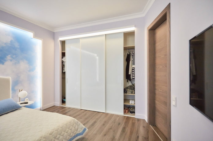 Kleiderschrank mit drei Türen