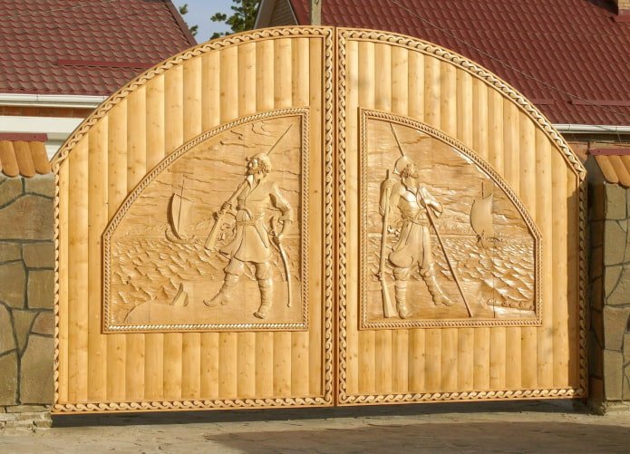 geschnitztes Holztor