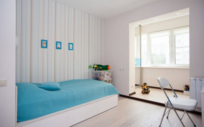 gestreifte Tapete im Kinderzimmer