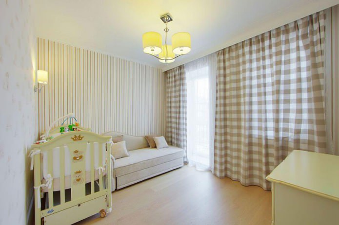 gestreifte Tapete im Kinderzimmer in hellen Farben
