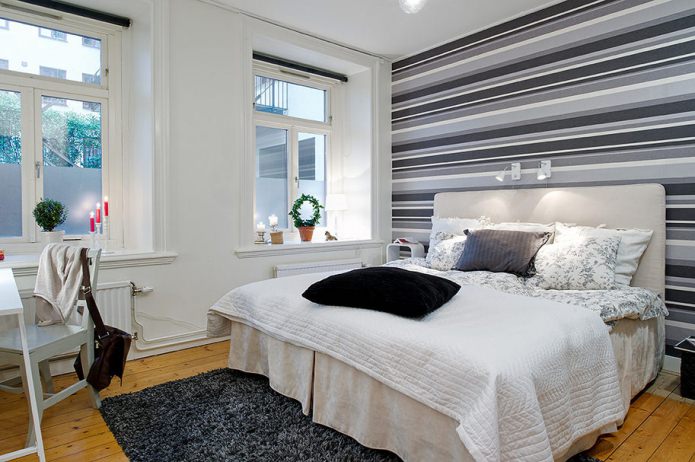 Schlafzimmer mit einer Akzentwand mit Streifen