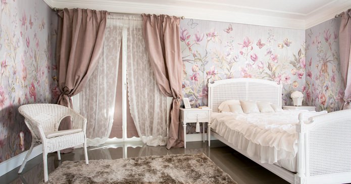 Tapete im Schlafzimmer: Blumenmuster