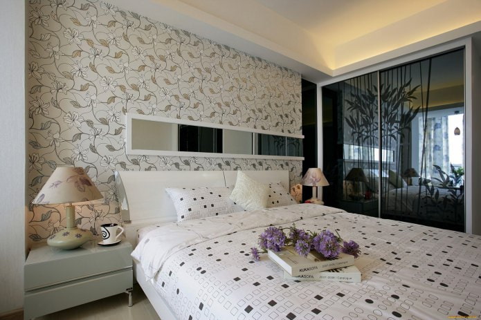 Tapete im Schlafzimmer: Blumenmuster